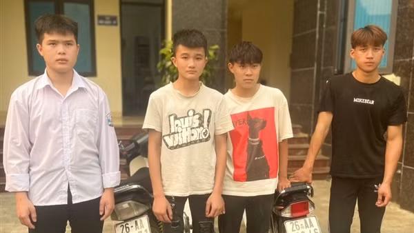 Bốc đầu xe máy rồi khoe trên mạng