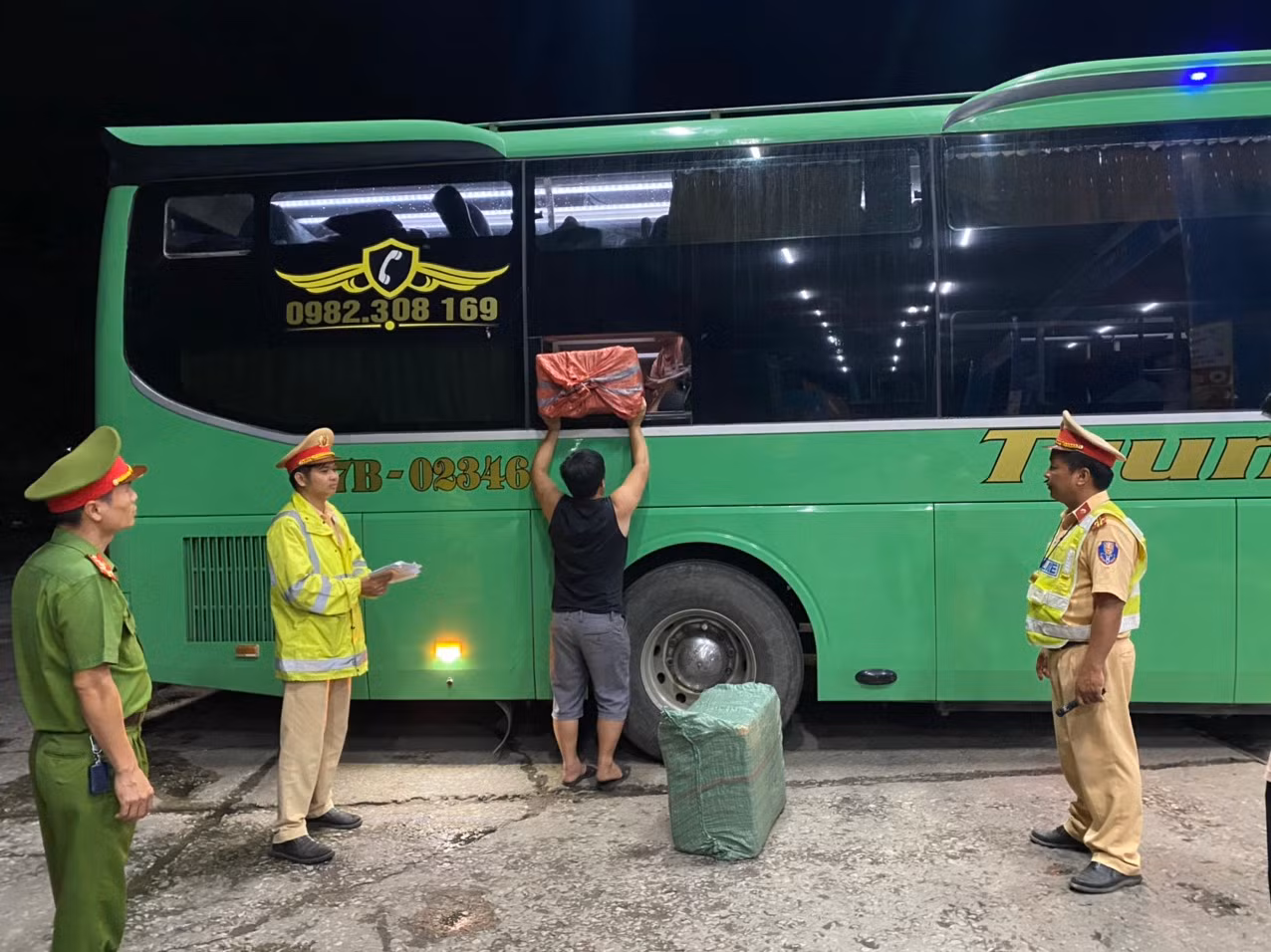 Bắt giữ xe khách vận chuyển 955 cây thuốc lá Jet nhập lậu -0