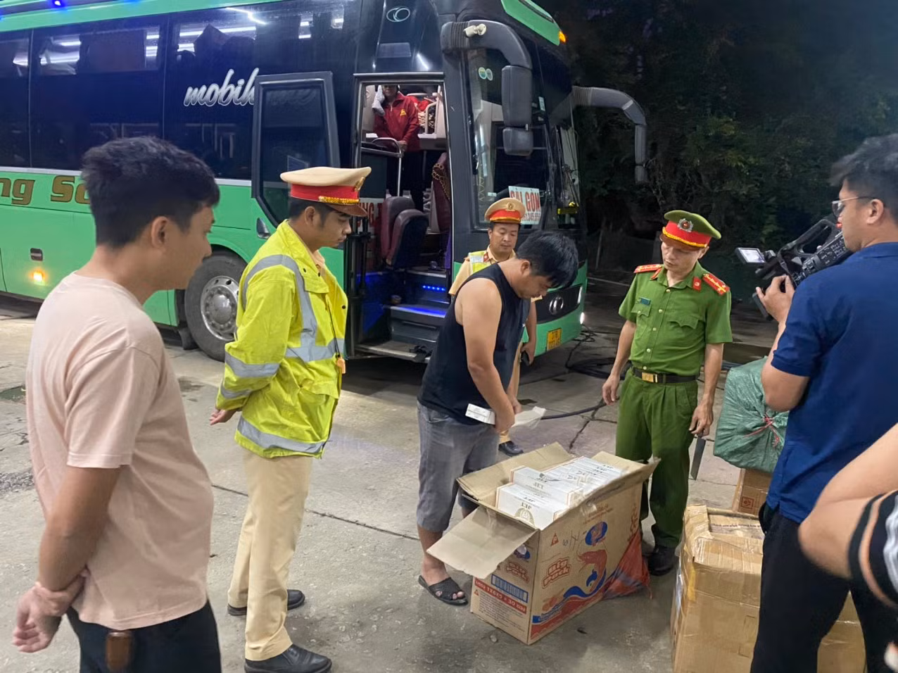 Bắt giữ xe khách vận chuyển 955 cây thuốc lá Jet nhập lậu -0