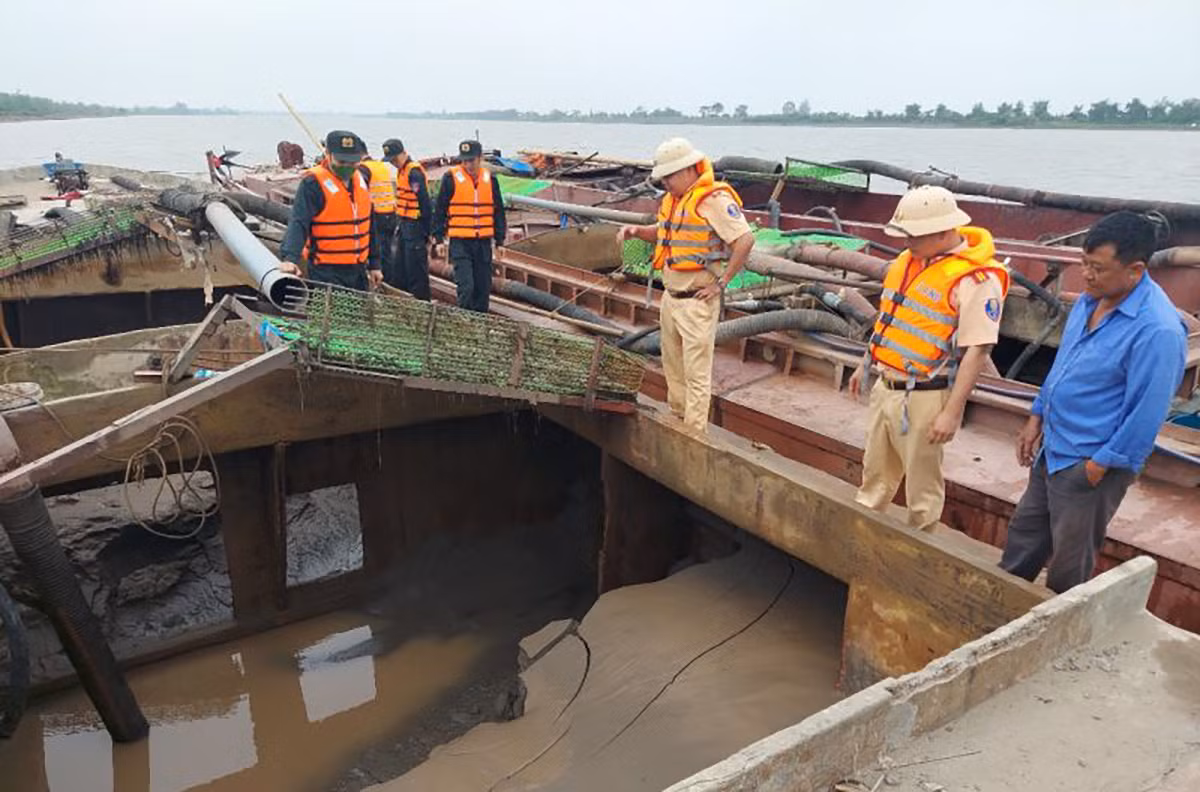 Cảnh sát mật phục bắt 3 tàu khai thác cát trái phép trong đêm -0