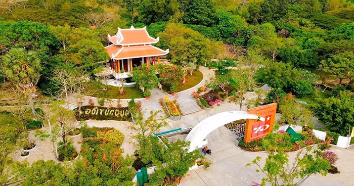 Đồi thiêng rực rỡ hoa anh hùng -0