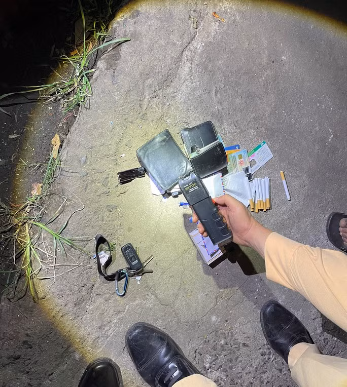 2 con nghiện đi xe không biển số kèm theo ma tuý -0
