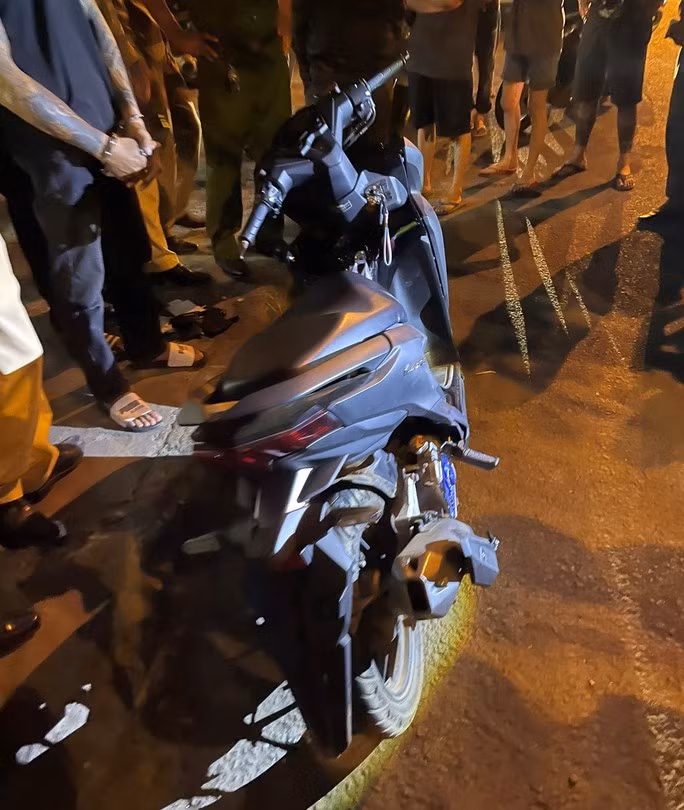 2 con nghiện đi xe không biển số kèm theo ma tuý -1
