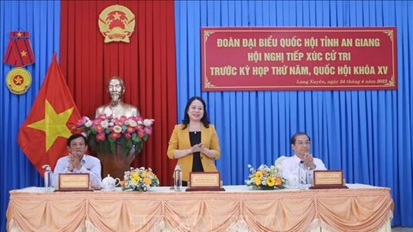 Cử tri An Giang phản ánh những vấn đề “nóng” với Phó Chủ tịch nước