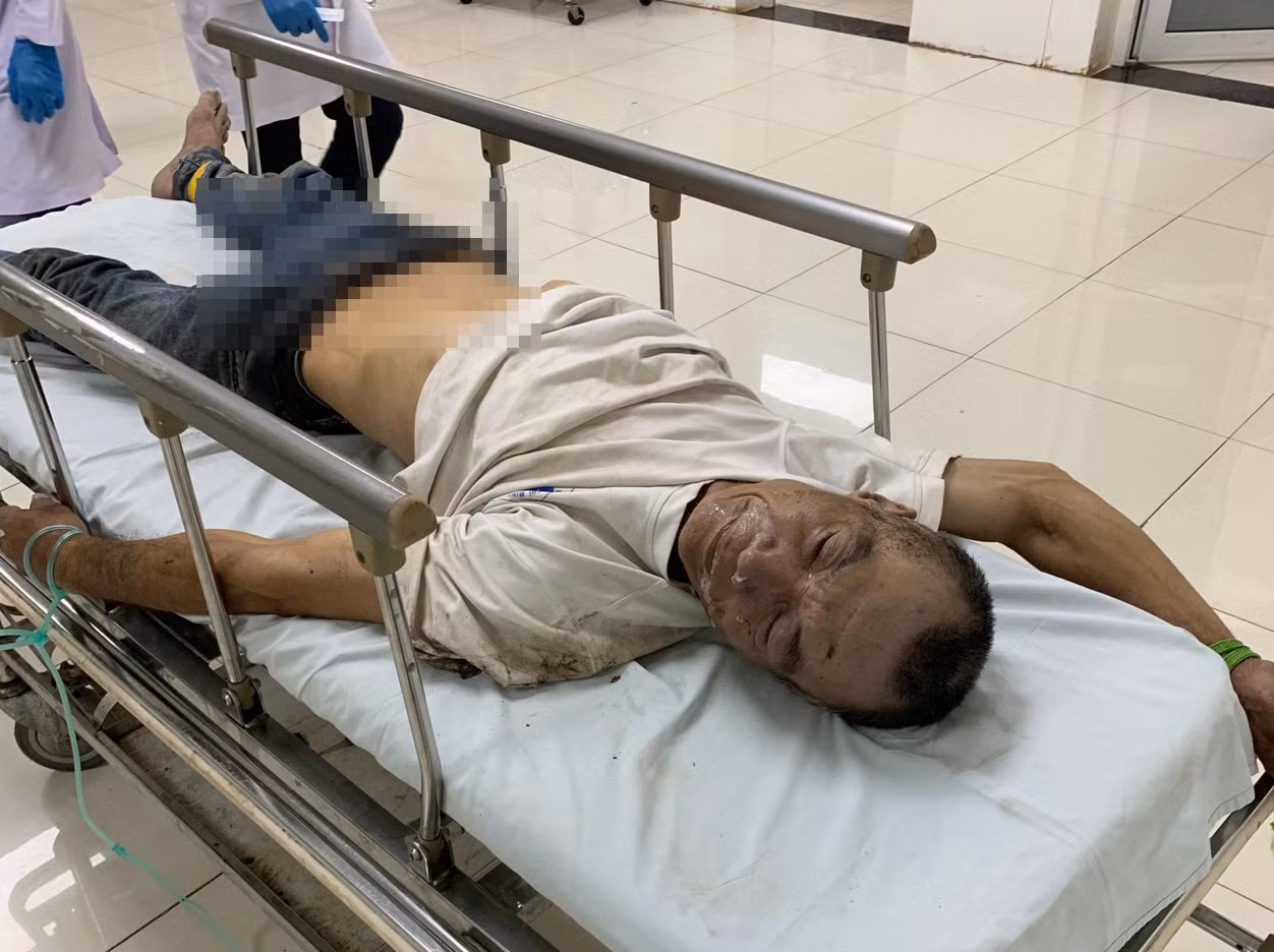 Phát hiện người đàn ông nằm co giật bên chai thuốc trừ sâu -0