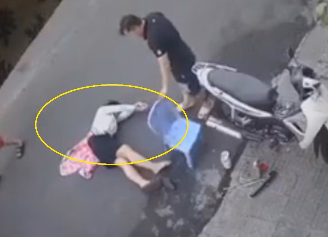 Cô gái bị 2 tên cướp kéo ngã bất tỉnh trên đường -0