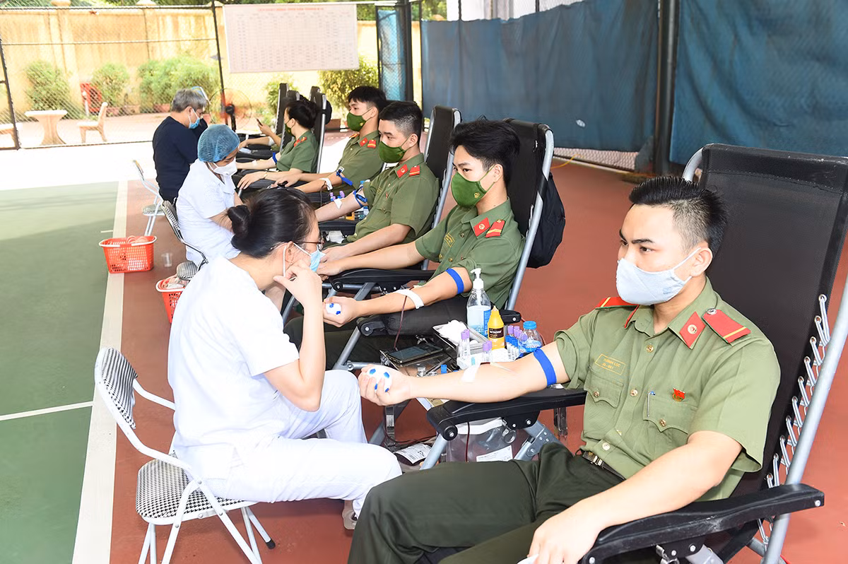 30-4_ 11_ Phát huy truyền thống lực lượng Anh hùng -0