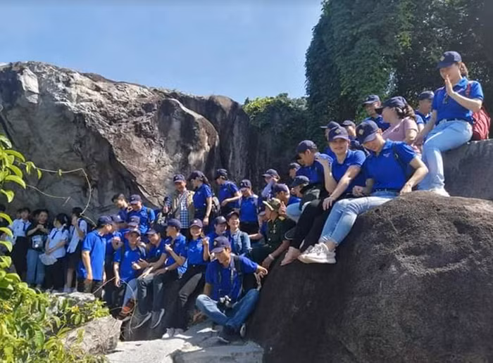 Đồi thiêng rực rỡ hoa anh hùng -0