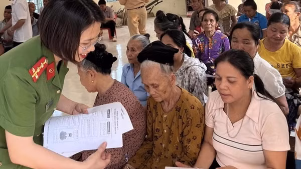 Công an tỉnh Nghệ An hướng dẫn người dân vùng cao sử dụng dịch vụ công trực tuyến