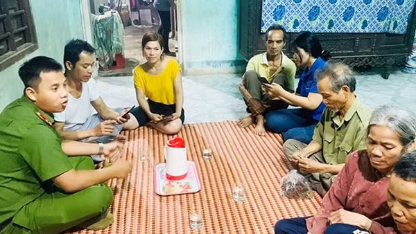 Công an xã đưa người dân hòa vào dòng chảy chuyển đổi số