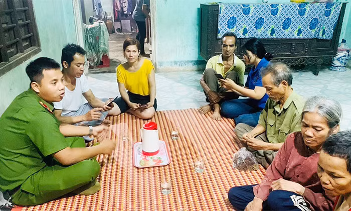 Công an xã đưa người dân hòa vào dòng chảy chuyển đổi số -0