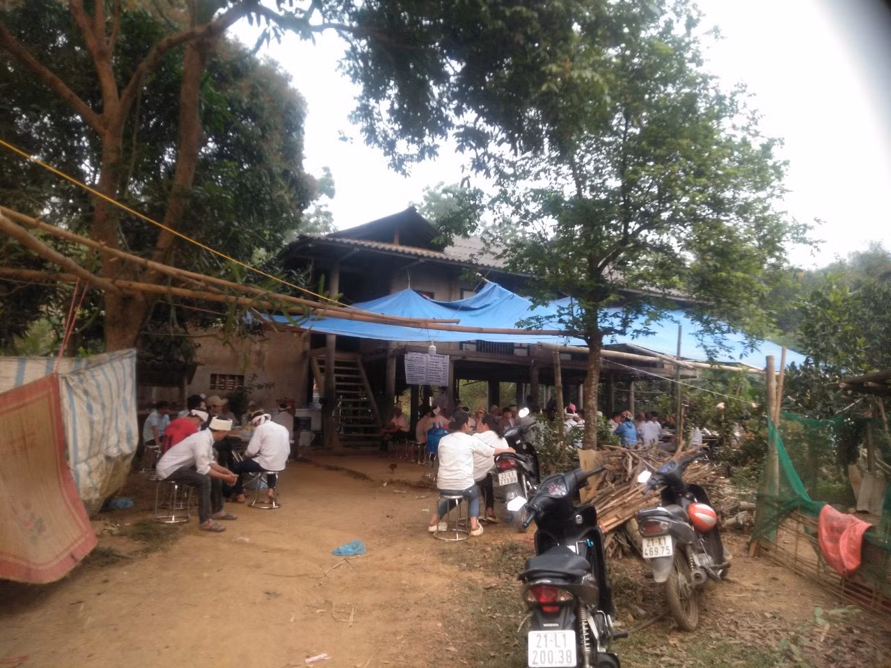 Em chém anh trai tử vong rồi tự tử bằng điện -0