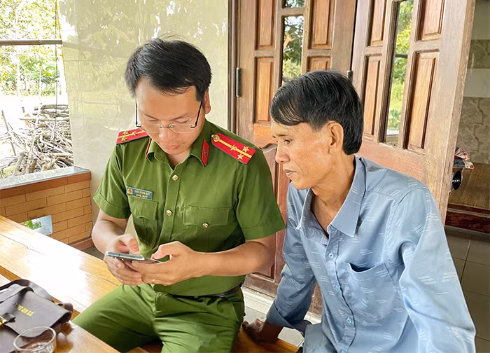 Công an xã đưa người dân hòa vào dòng chảy chuyển đổi số -0