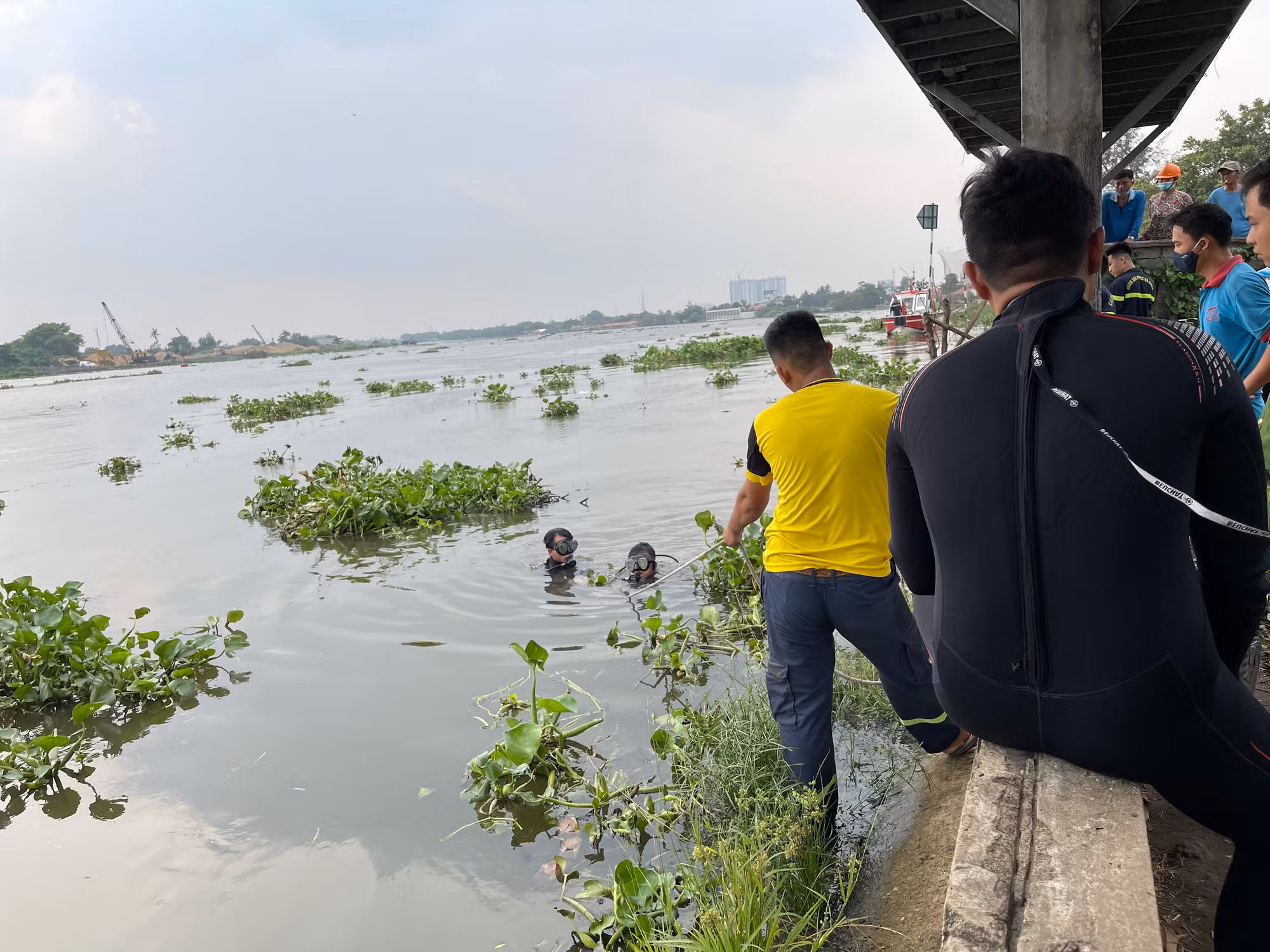 Mất tích vì đang nhậu thấy nóng nực nhảy sông Sài Gòn tắm -0