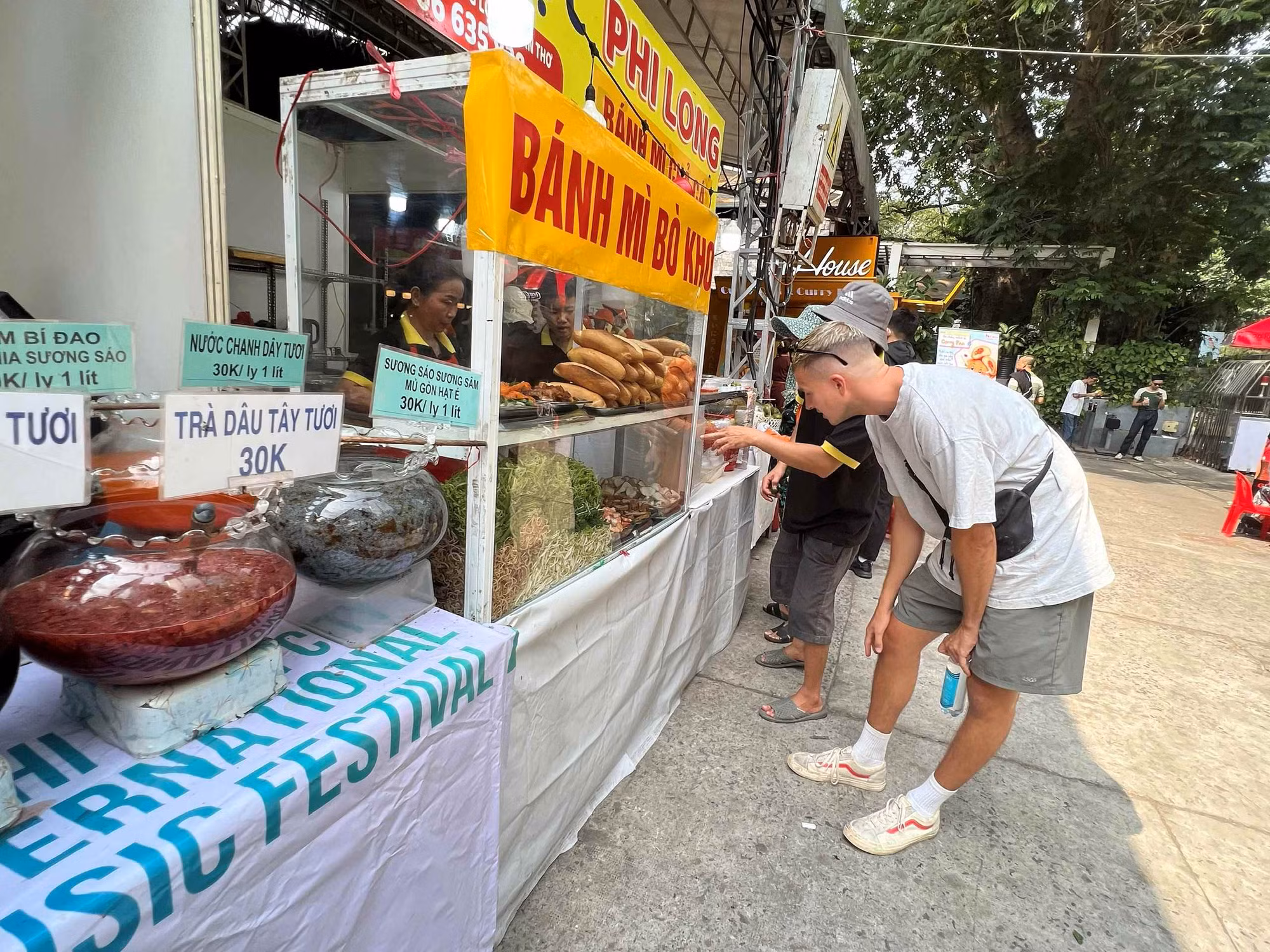 Báo Mỹ ca ngợi bánh mì Việt Nam thuộc top ngon nhất thế giới -0