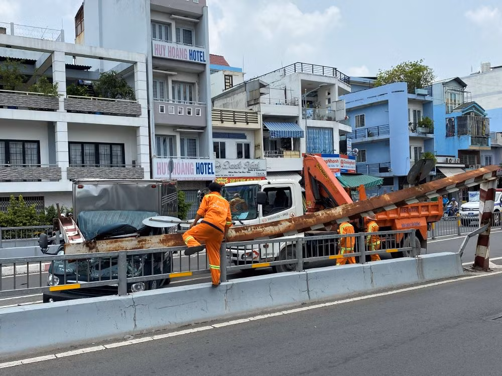 Thanh chắn giới hạn chiều cao hầm chui cầu Phạm Văn Chí lần thứ “n” bị tông sập -0