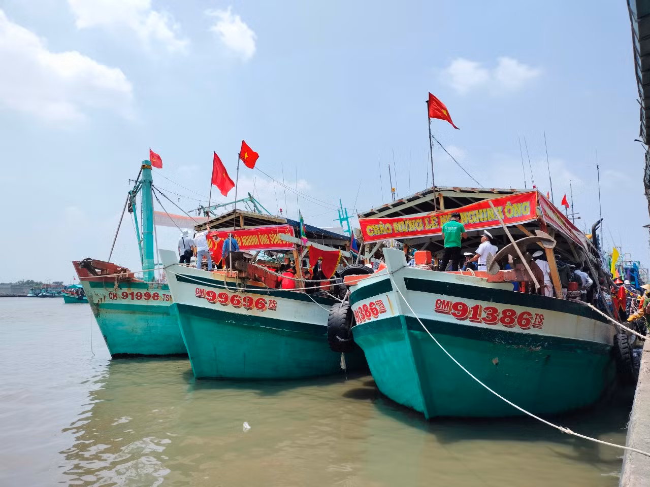 Hàng ngàn du khách ra biển “Nghinh Ông” ở Cà Mau -1
