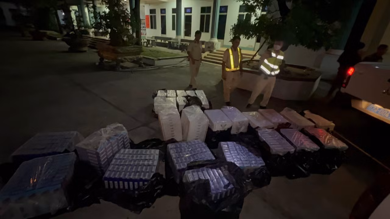 Bỏ xe ô tô và gần 11.000 gói thuốc lá trên cao tốc khi bị CSGT phát hiện -0