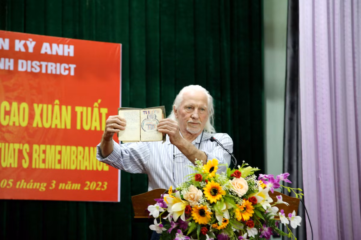 Khoảnh khắc xúc động nhận lại cuốn nhật ký của liệt sĩ do cựu binh Mỹ trao trả -0