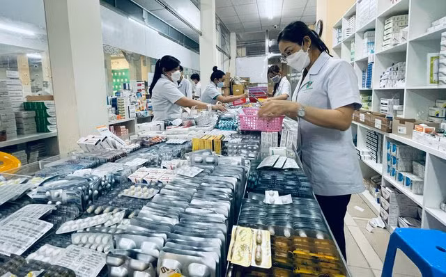 Chính phủ ban hành Nghị quyết tháo gỡ khó khăn về thanh toán chi phí khám chữa bệnh BHYT, bảo đảm thuốc, trang thiết bị y tế -0