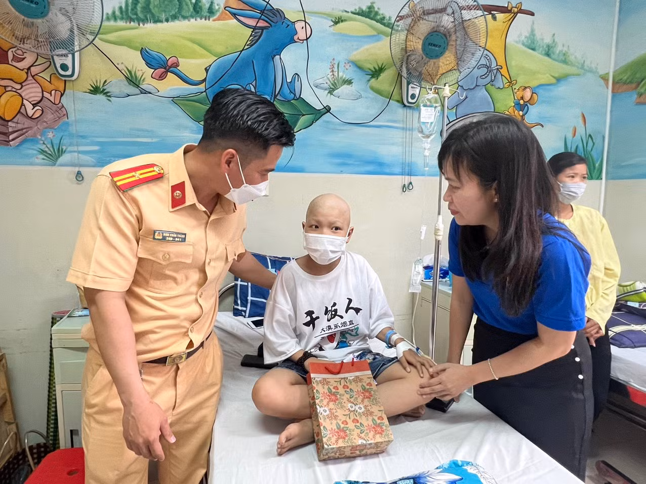 Chiến sĩ CSGT đường bộ cao tốc số 5 hiến máu cứu giúp bệnh nhân ung thư tại Bệnh viện Ung Bướu Đà Nẵng -1
