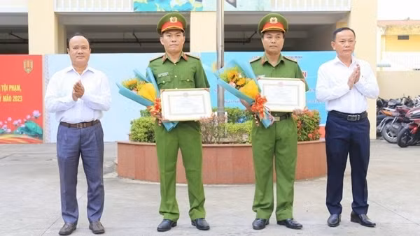 Khen thưởng các đơn vị phá nhanh vụ cướp ngân hàng