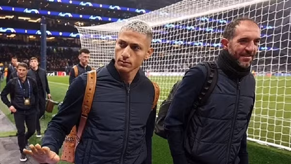 Trận đấu tại Champions league&nbsp;bị chậm 10 phút vì "tắc đường"