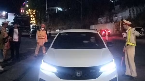 Cán bộ phường trốn vào cây xăng né thổi nồng độ cồn