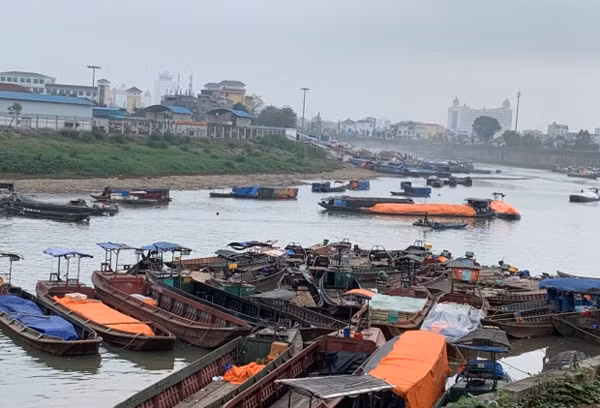 Tàu thuyền chở hàng hoạt động trên sông Bắc Luân, TP Móng Cái.