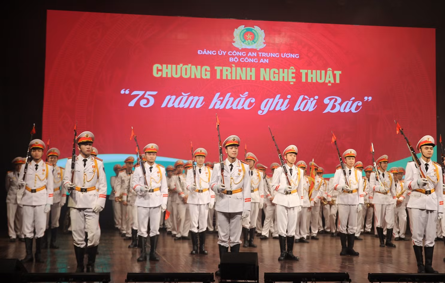T350 nghệ sĩ – chiến sĩ biểu diễn phục vụ nhân dân tại Nhã Nam vào tối 10/3 -0