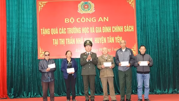 Bộ Công an tặng quà trường học, gia đình chính sách ở Bắc Giang