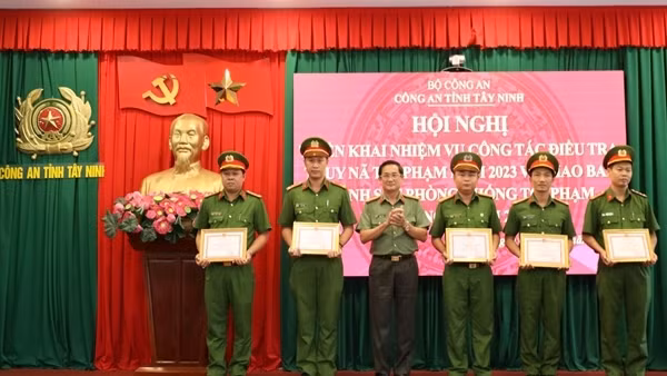 Khen thưởng 8 tập thể, cá nhân xuất sắc đấu tranh với tội phạm truy nã
