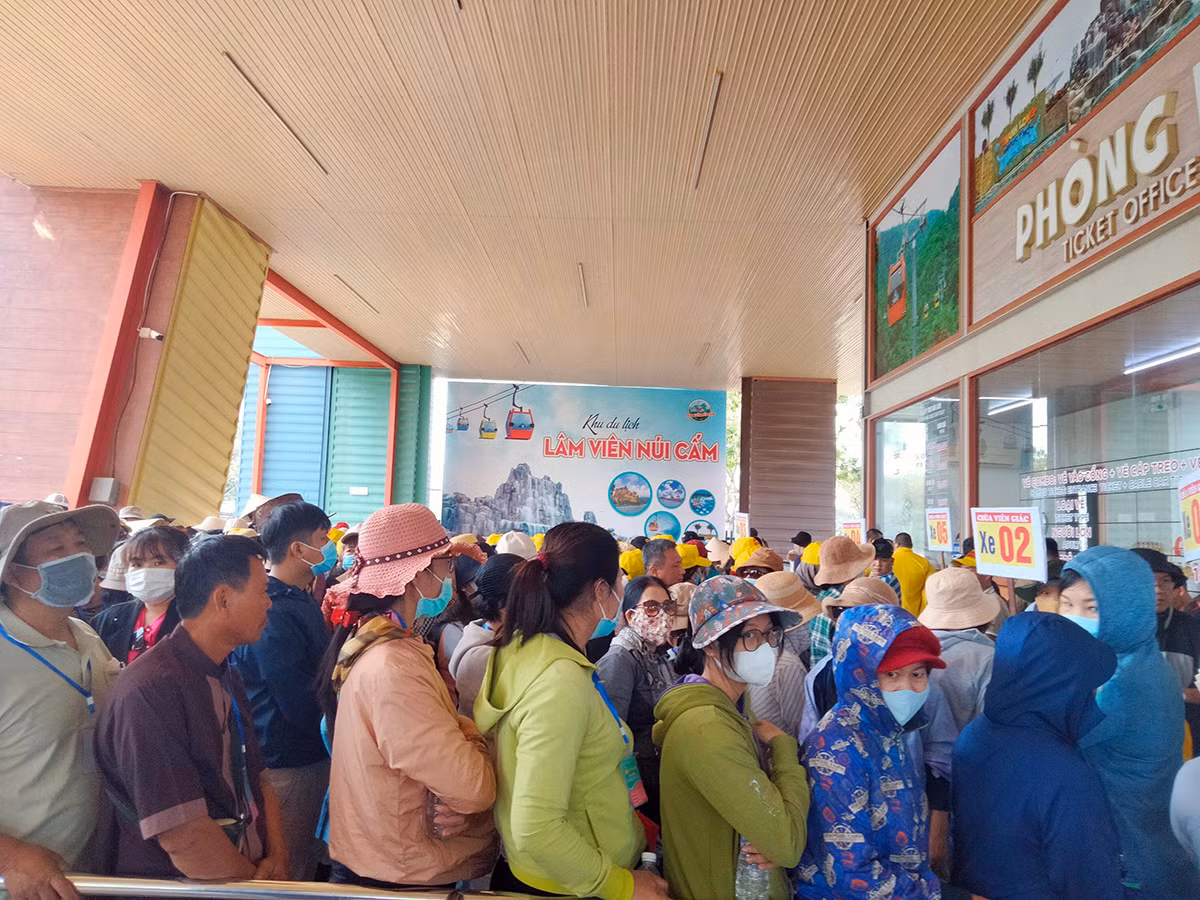 &nbsp;Giảm giá vé, Cáp treo Núi Cấm “hút” du khách -0