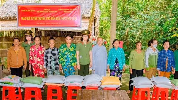 Công an tỉnh Bạc Liêu tặng quà nhân dân vùng căn cứ cách mạng