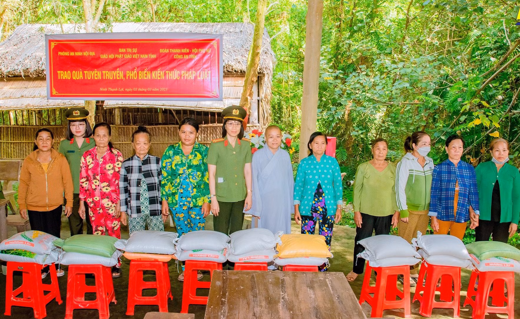 Công an tỉnh Bạc Liêu tặng quà nhân dân vùng căn cứ cách mạng -1
