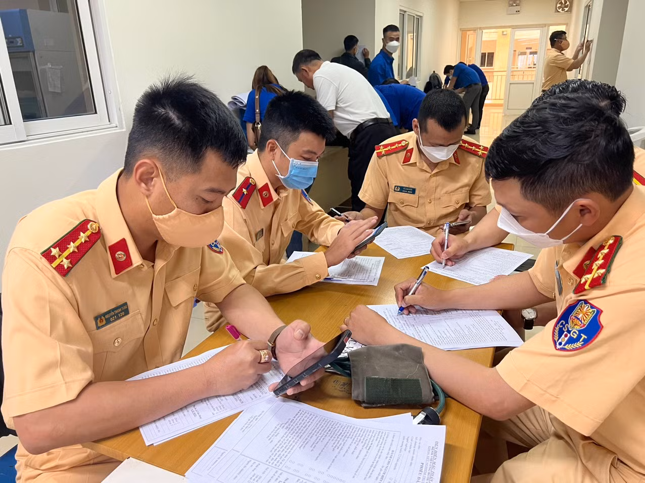 Chiến sĩ CSGT đường bộ cao tốc số 5 hiến máu cứu giúp bệnh nhân ung thư tại Bệnh viện Ung Bướu Đà Nẵng -0