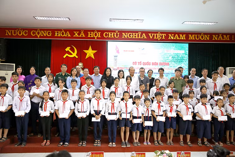  Tặng cờ Tổ quốc, trao học bổng cho học sinh đồng bào dân tộc thiểu số ở biên giới tỉnh Long An -2
