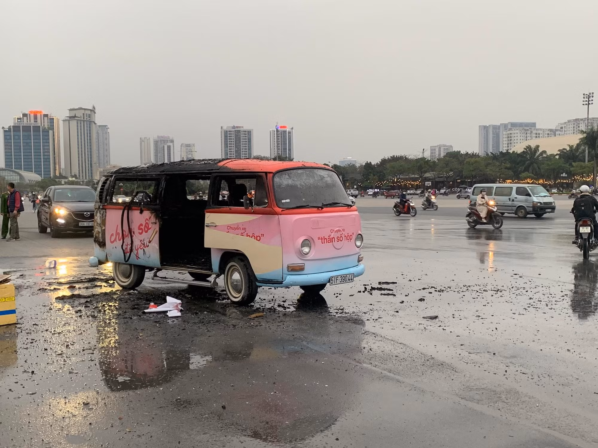 “Xe hồng” bốc hỏa trước SVĐ Mỹ Đình -0