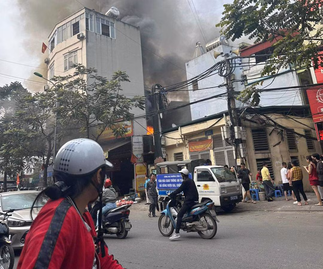 Quán bia “phát hỏa”, khói lửa ngùn ngụt -0