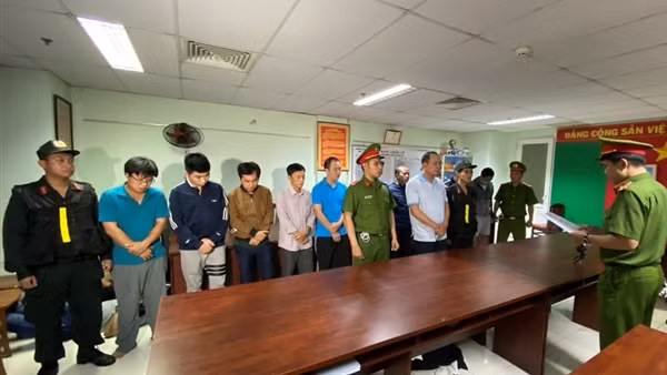 Nguyên Giám đốc và 10 nhân viên Trung tâm Đăng kiểm 50-05V "xộ khám"