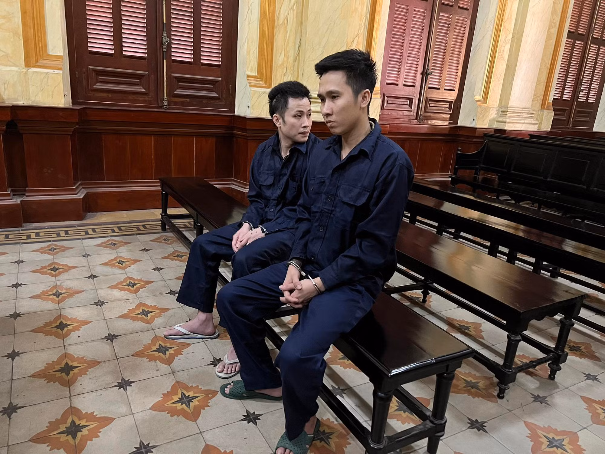Sau “chén tạc chén thù”, đôi bạn cùng nhau lãnh án -0