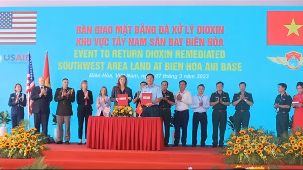 Bàn giao gần 3ha đất đã xử lý dioxin tại sân bay Biên Hòa