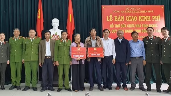 Công an tỉnh Thừa Thiên-Huế trao kinh phí sửa chữa nhà ở cho gia đình chính sách
