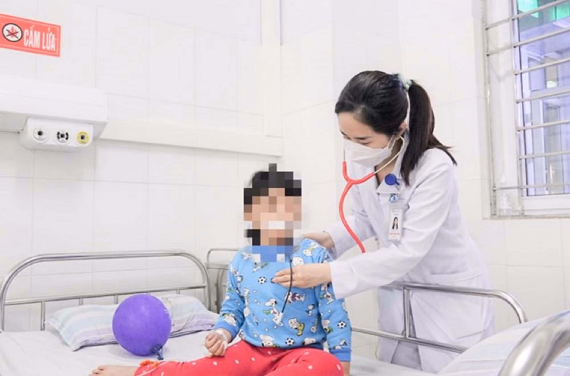 Cháu bé 6 tuổi ăn nhầm bim bim tẩm thuốc diệt chuột