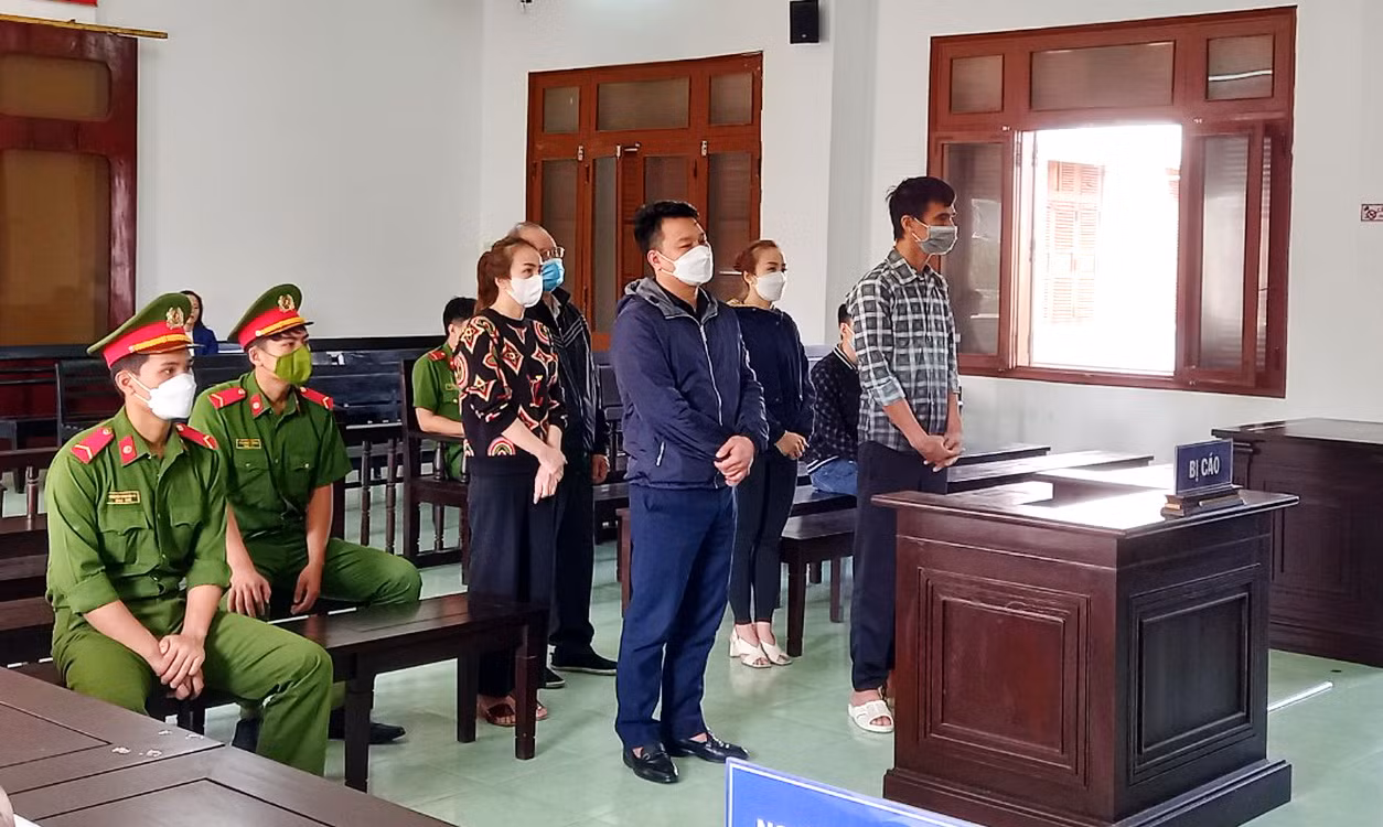  1 kẻ lừa chạy án dắt thêm 4 người dính tội đưa hối lộ -0