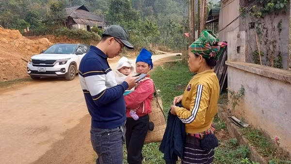 Cán bộ chính sách xã ghim tiền hỗ trợ sử dụng điện của hộ nghèo