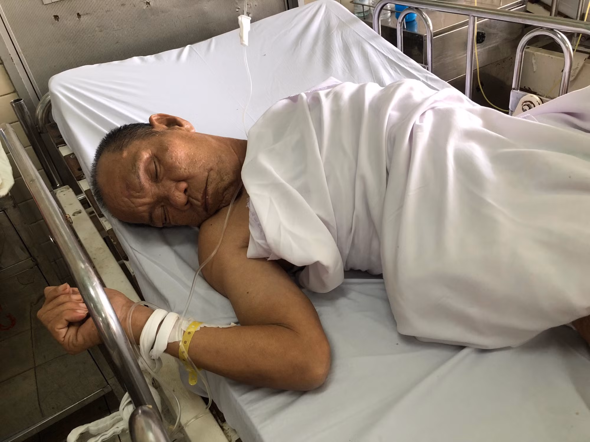 Bị tai nạn nằm bệnh viện thở máy hơn 1 tháng nhưng không có người thân&nbsp;đến nhận -0