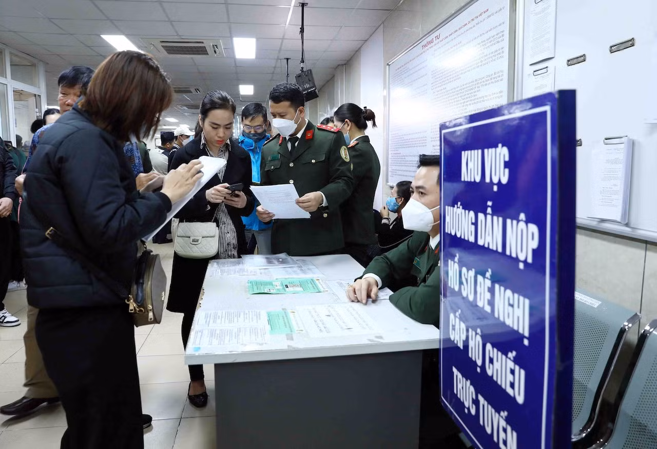 Ghi nhận ngày đầu cấp hộ chiếu phổ thông gắn chíp điện tử -0