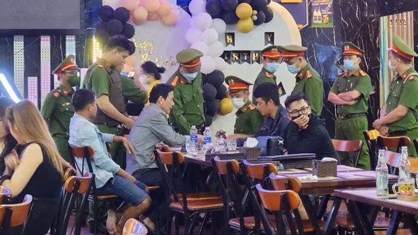 Thu hồi giấy phép kinh doanh các cơ sở dịch vụ để khách sử dụng shisha, bóng cười