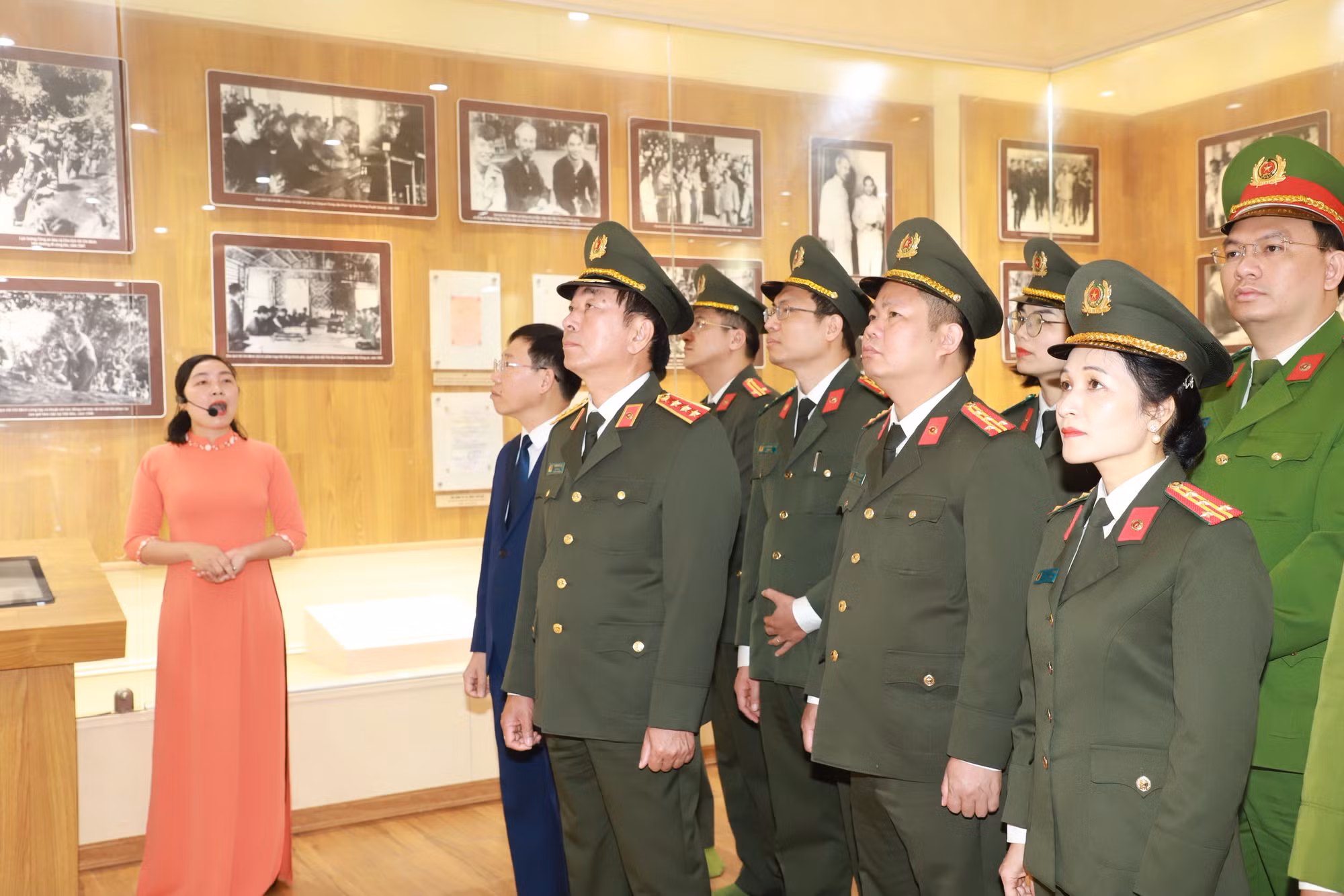 Bộ Công an báo công dâng Bác tại Khu lưu niệm Sáu điều Bác Hồ dạy CAND -0